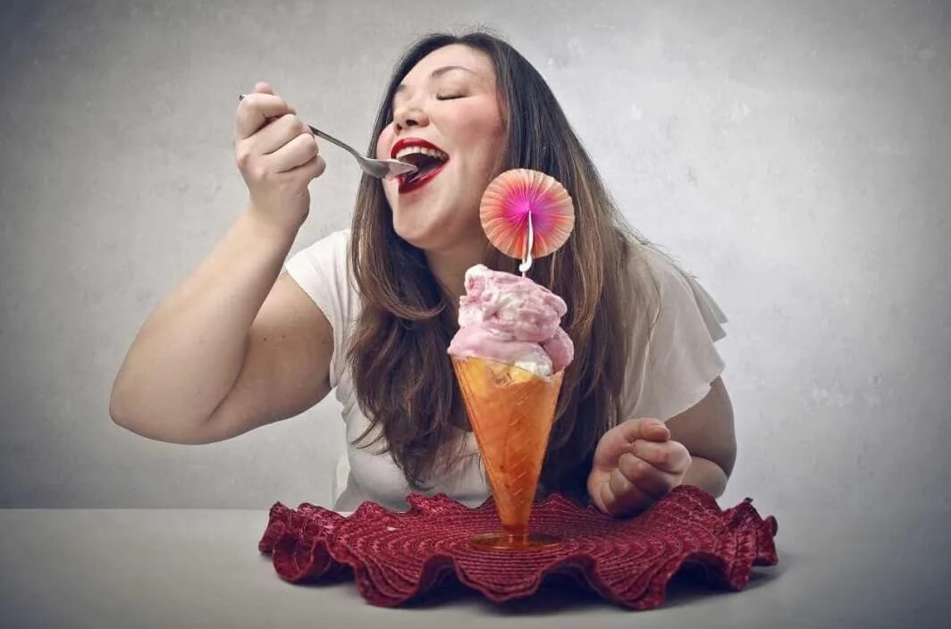 Вред мороженого для человека. Если часто есть мороженое, лишний вес не заставит себя ждать — это факт. Фото.