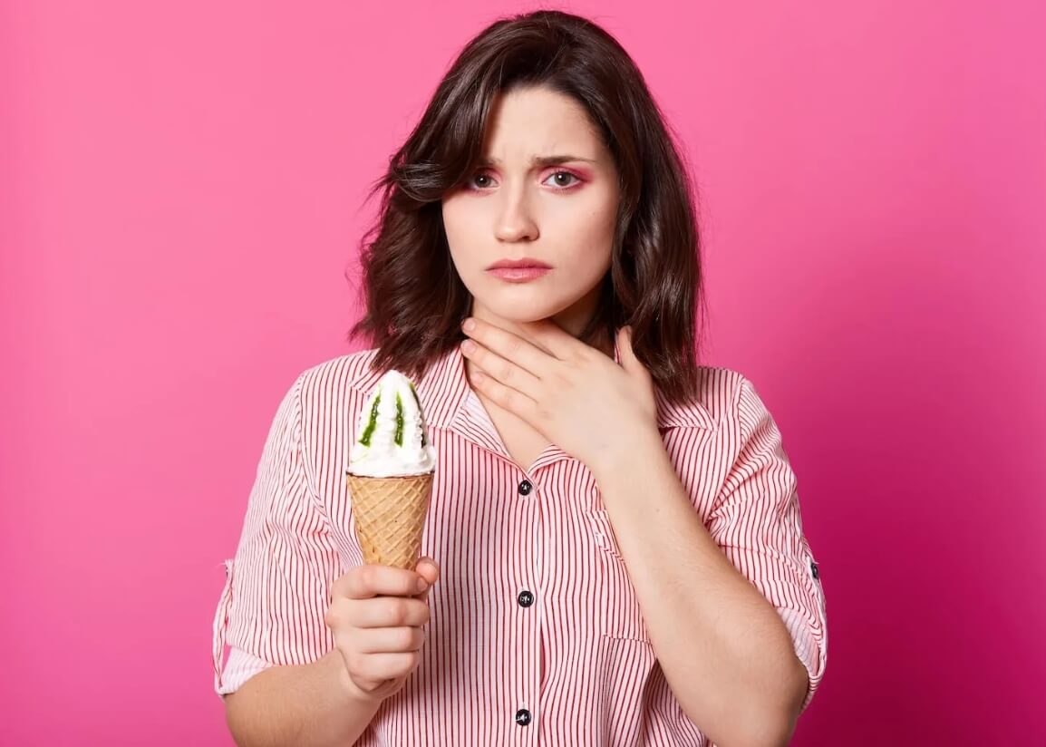 От мороженого болит горло — правда или нет? Холодное мороженое может ослабить иммунитет, так что да — оно косвенно является причиной боли в горле. Фото.