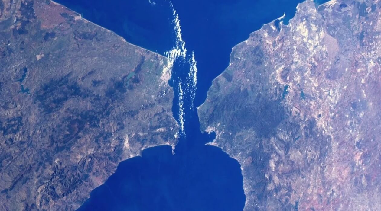Нападения косаток на людей. Вид на гибралтарский пролив из космоса. Фото.