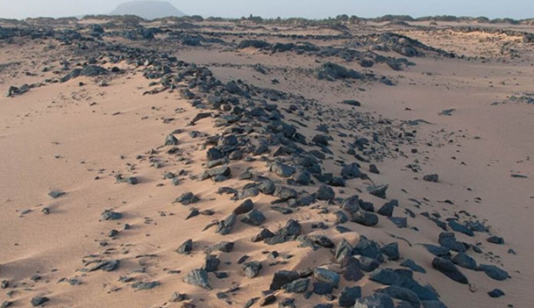 Самая древняя гидравлическая система в мире. Некоторые груды камней лежат среди песка, потому что некоторые области пересохли. Фото.