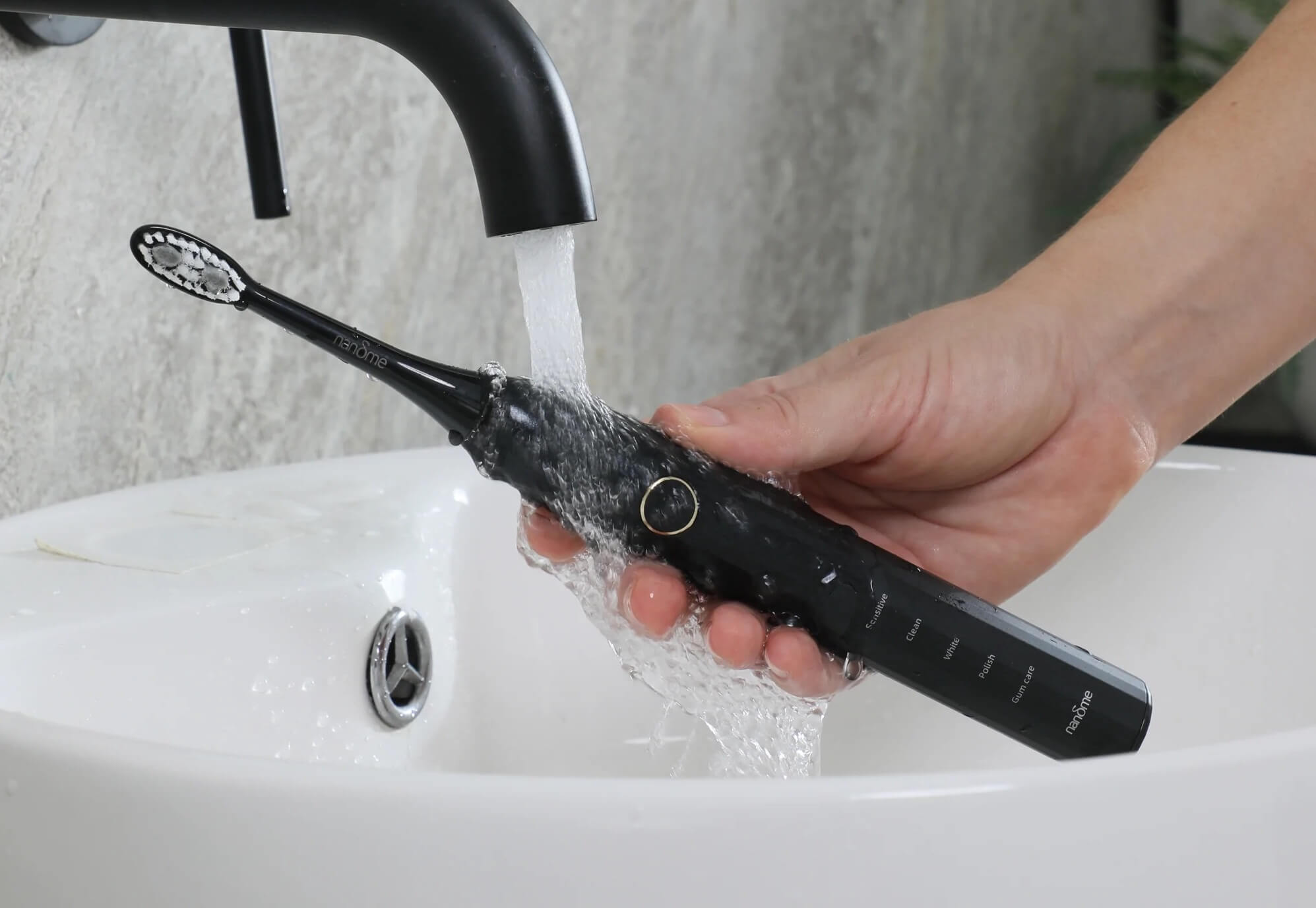 Электрическая зубная щётка с массажем. Щётка выдерживает промывание под проточной водой без проблем. Фото.