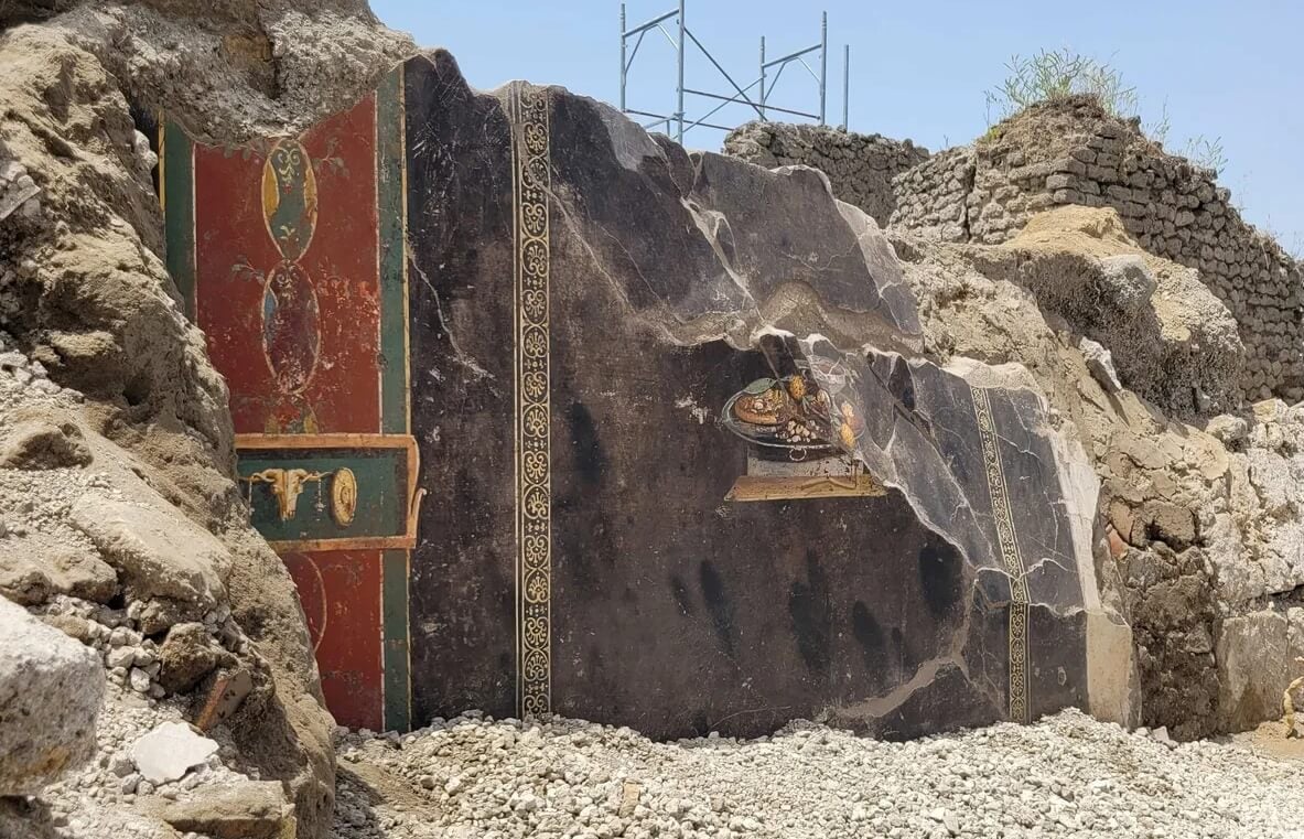 В Помпеях обнаружена новая фреска. Та же фреска с другого ракурса. Источник: IFL Science. Фото.