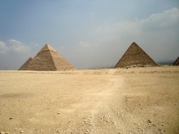 Египетская культура и ее влияние. Египетские пирамиды являются одним из наиболее известных архитектурных достижений древнего мира. Фото.