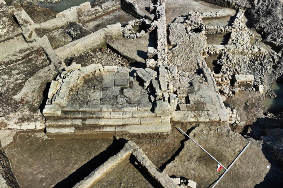 Сенсационное археологическое открытие в Севастополе. Руины античного сооружения из камня. Источник: gov.spb.ru. Фото.