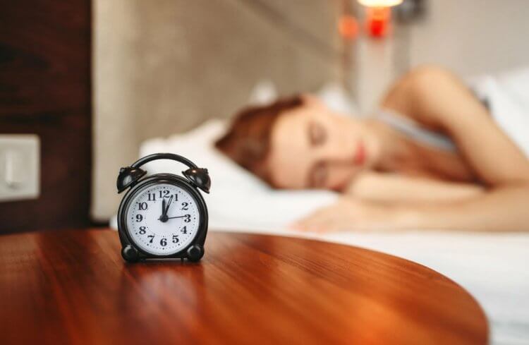 Как правильно спать днем. Перед дневным сном никогда не забывайте ставить будильник на 15 минут. Фото.