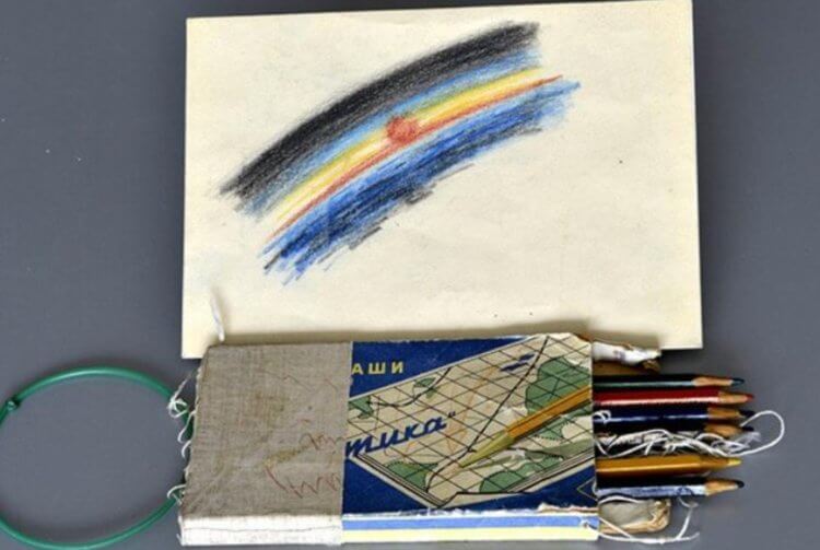 Как космонавты делали записи в космосе. Первый рисунок, сделанный на орбите Земли советским космонавтом Алексеем Леоновым. Фото.