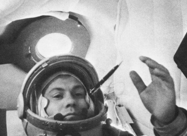 Развеиваем миф столетия: чем пишет экипаж МКС в космосе, карандашом или ручкой? Фото.