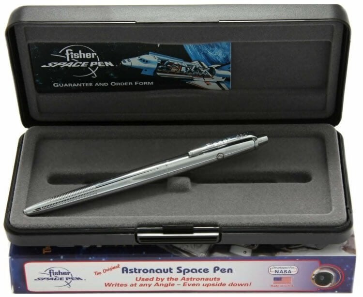 Космическая ручка Fisher Space Pen. Космическую ручку Fisher Space Pen можно купить даже сегодня, но цена составляет около 10 000 рублей или больше. Фото.