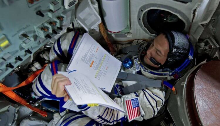 Развеиваем миф столетия: чем пишет экипаж МКС в космосе, карандашом или ручкой?