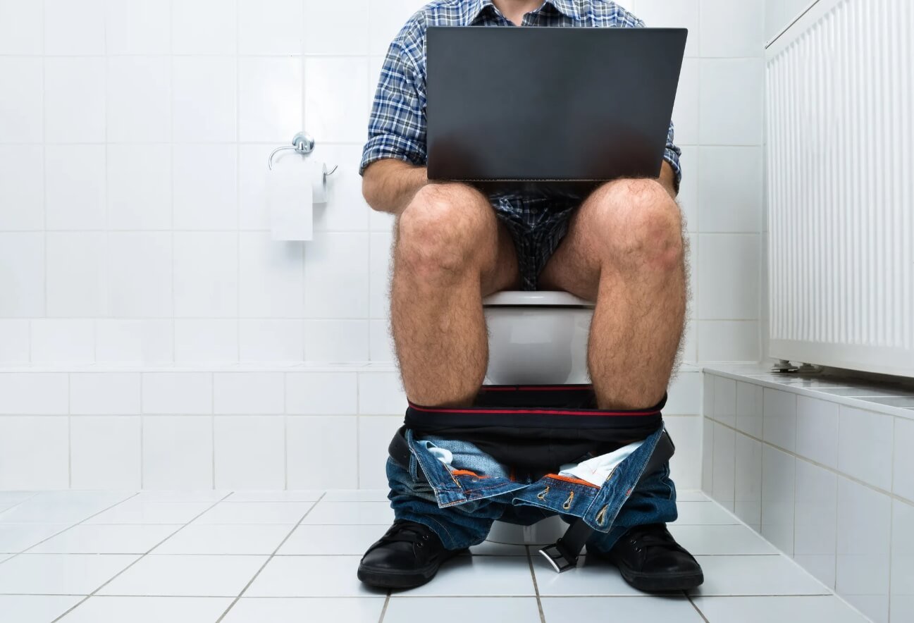 Можно ли терпеть «по-большому». Слишком долго сидеть в туалете тоже нельзя — от этого не только затекают ноги, но и увеличивается риск развития геморроя. Фото.