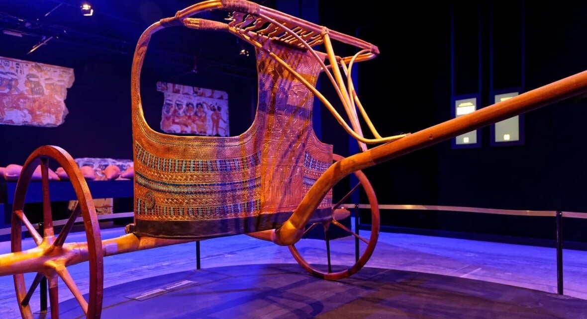 Что было в гробнице Тутанхамона. Примерно на такой колеснице мог кататься Тутанхамон. Фото.