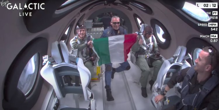 Virgin Galactic успешно запустила VSS Unity 29 июня. Члены экипажа VSS Unity развернули флаг Италии в условиях невесомости. Фото.