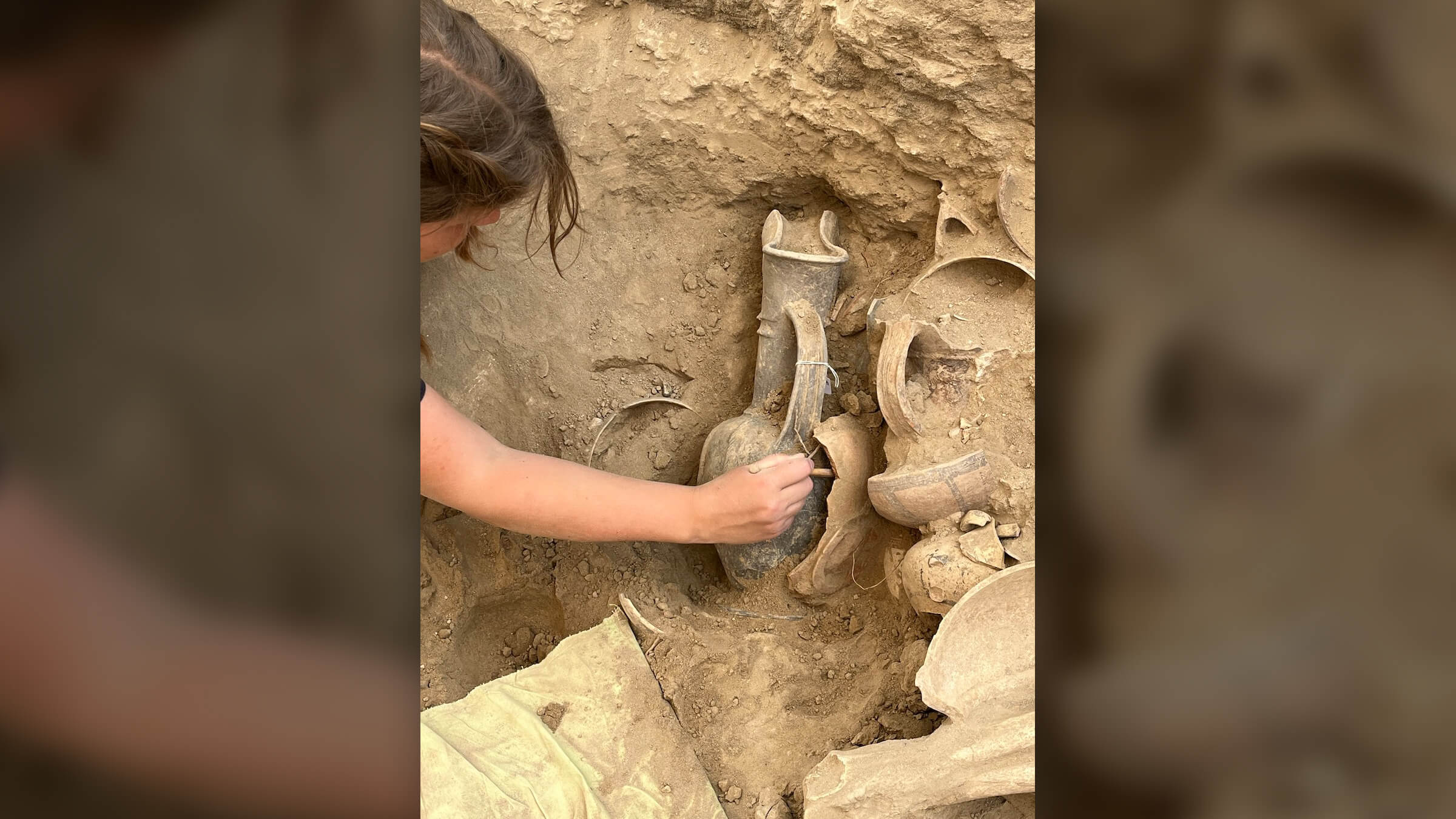 Сокровища бронзового века на Кипре. Внутри гробниц ученые обнаружили сотни артефактов. Фото.