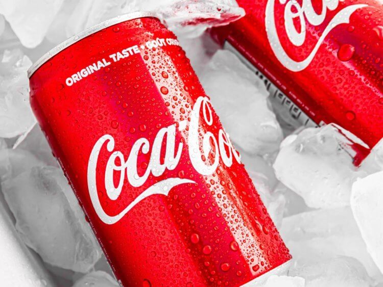 Coca-Cola. В одной маленькой баночке Кока-Колы содержится суточная разрешенная доза сахара. Фото.