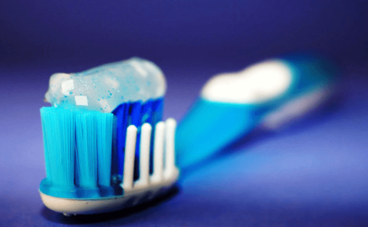 Чем вредная паста со фтором? Зубная паста со фтором может оказаться токсичной для организма, в котором фтора и так достаточно. Фото.