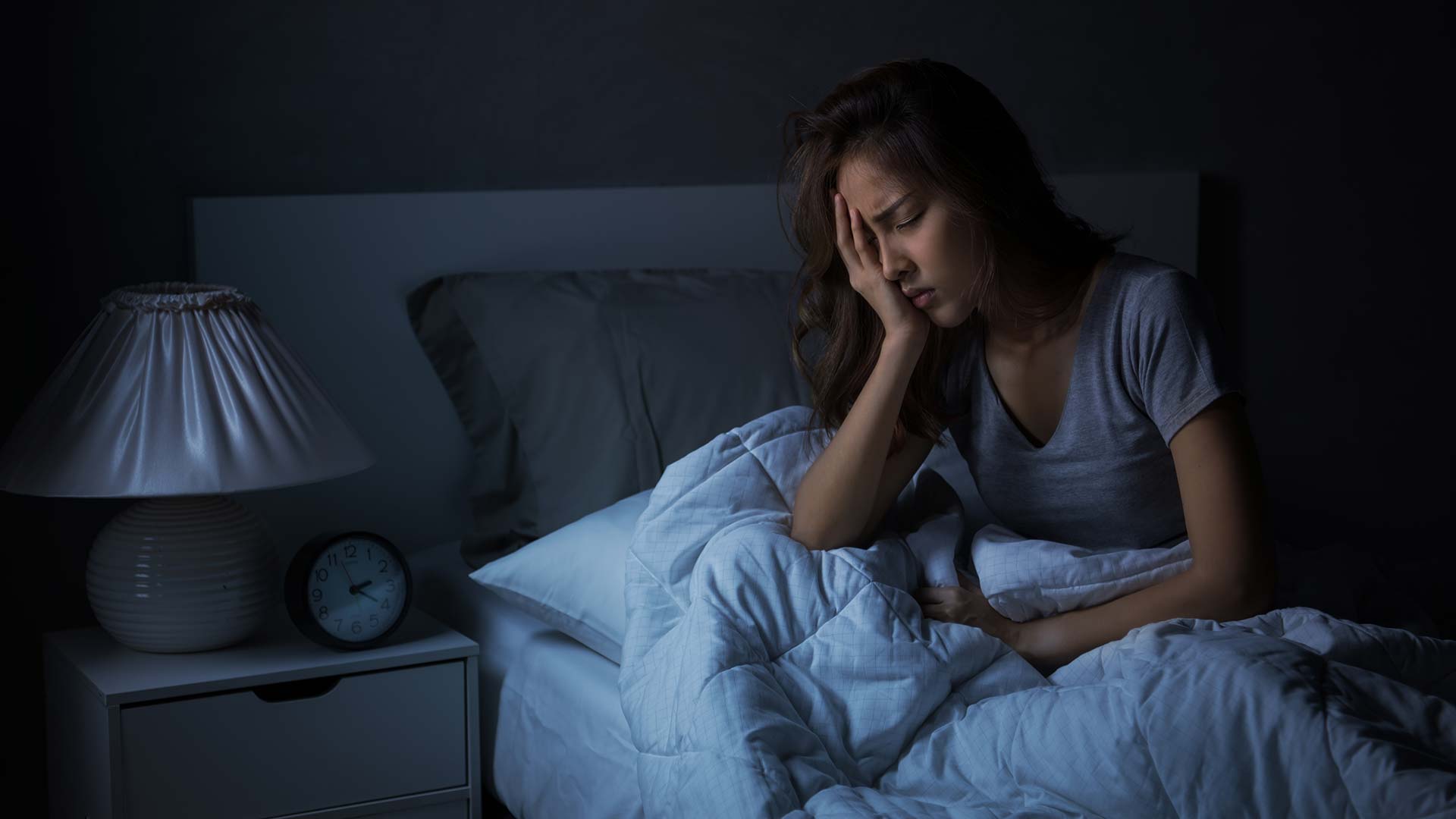 Какие существуют фазы сна? Если вы устали, но не можете уснуть, возможно, циркадный ритм нарушен. Это может быть признаком синдрома отсроченного наступления фаз сна. Фото.