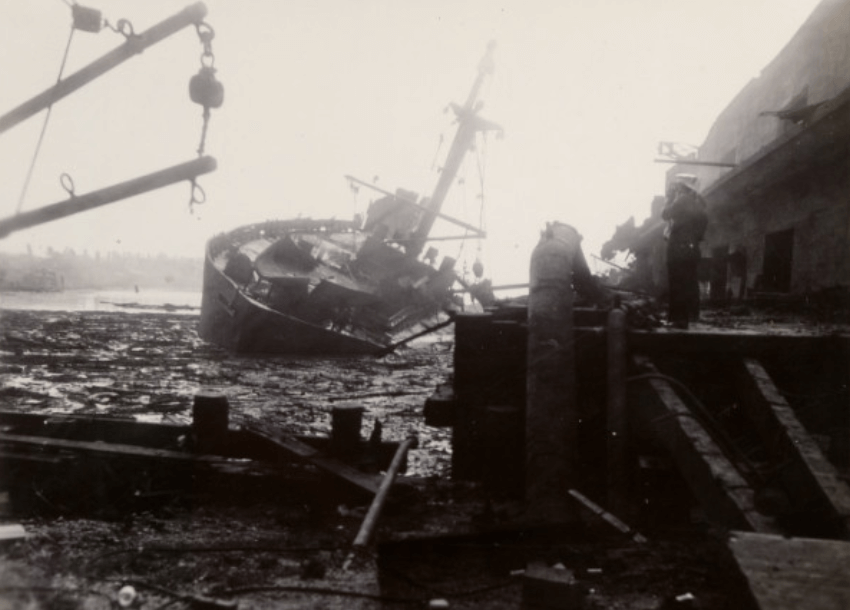 Катастрофа в Техас-Сити. Один из кораблей, уничтоженных взрывом в 1947 году. Фото.