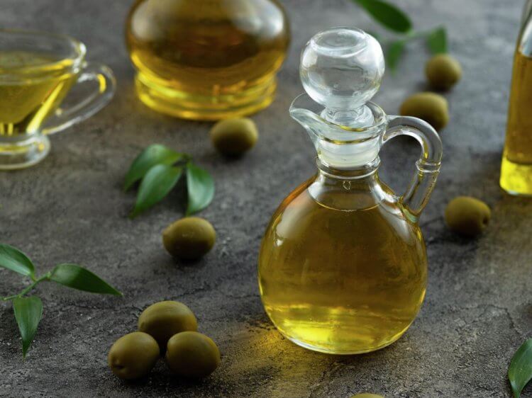 Нужно ли полностью отказаться от соевого масла. Ученые рекомендуют употреблять оливковое масло вместо соевого. Фото.