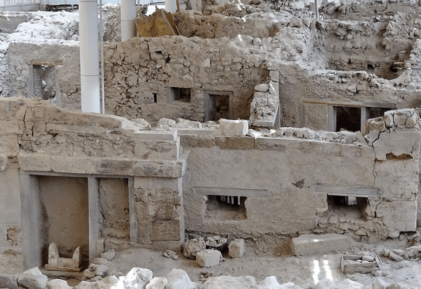 Акротири — древний город, уничтоженный вулканом. Руины города Акротири на греческом острове Санторини. Фото.