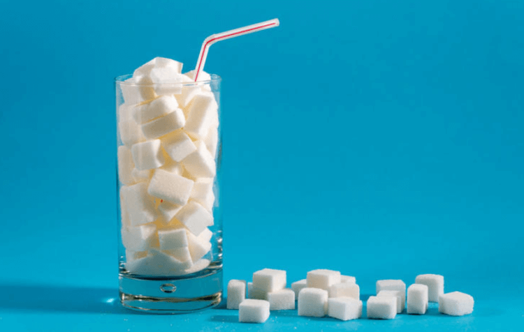 Жидкая смерть: сколько сахара содержится в популярных напитках. Потребление сладких напитков — это прямой путь к ожирению и проблемам со здоровьем. Фото.
