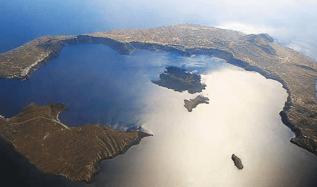 Легенда об Атлантиде возникла из-за гигантского цунами? Так выглядит сейчас остров Санторин. Фото.
