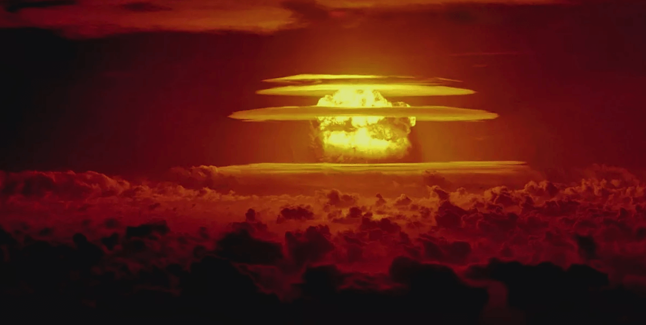 Взрыв ядерной бомбы The Big One. Взрыв The Big One оказался более мощным, чем планировали ученые, что привело к гибели людей. Фото.