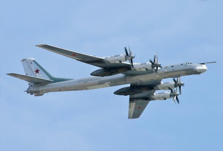 Ту-95 Медведь — советский стратегический бомбардировщик. Советский самолет Ту-95 Медведь. Фото.