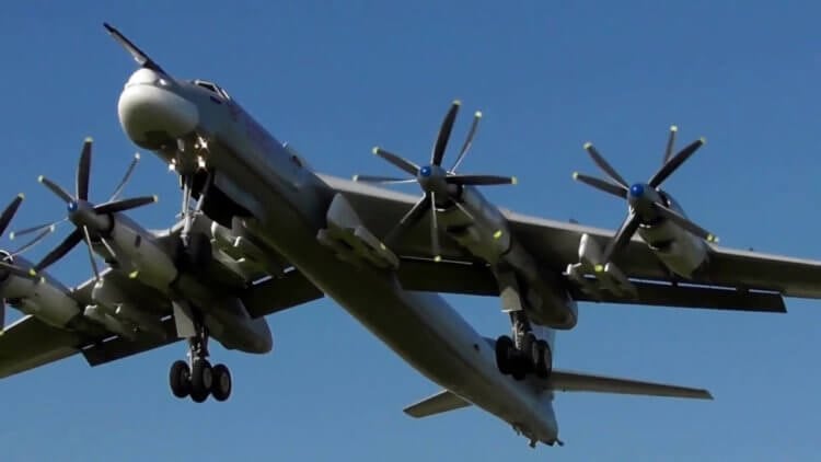 Ту-95 Медведь — советский стратегический бомбардировщик. Ту-95 Медведь — один из немногих винтовых самолетов. Фото.