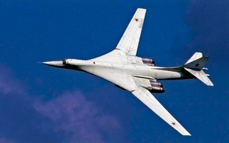 Ту-95 Медведь — советский стратегический бомбардировщик. Ту-160 Белый Лебедь — самый скоростной и мощный бомбардировщик. Фото.