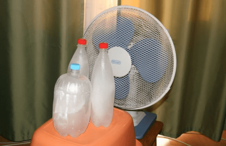 Как правильно использовать вентилятор. Если перед вентилятором поставить пару бутылок со льдом, то эффект будет почти как от кондиционера. Фото.