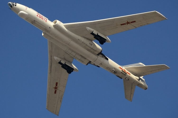 Ту-95 Медведь — советский стратегический бомбардировщик. Сиань H-6 — китайский аналог Ту-16, созданный по лицензии. Фото.