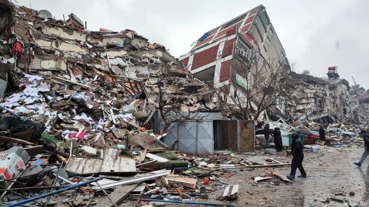 Как GPS поможет прогнозировать землетрясения. В результате землетрясения в Турции погибло более 46 тысяч человек. Фото.