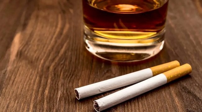 Почему после алкоголя хочется курить — краткое научное объяснение. Фото.