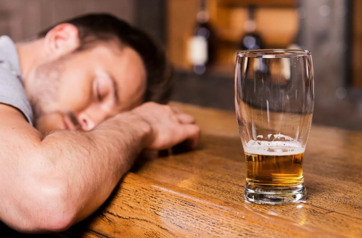 Почему от алкоголя люди пьянеют. После алкоголя хочется спать, потому что организму необходимо избавиться от токсинов. Фото.