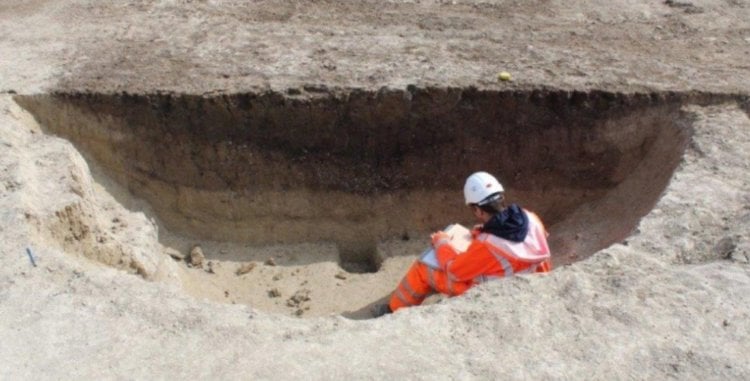В Англии найдены загадочные ямы каменного века — ученые не знают, что это