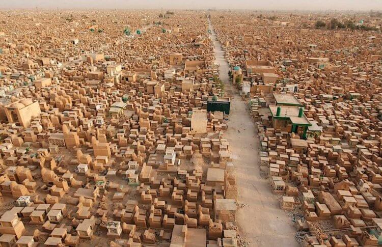 Самое большое кладбище в мире. Название кладбища Вади ас-Салам можно перевести как «Долина мира». Фото.
