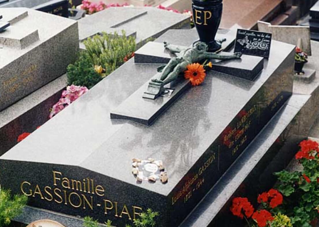Самое большое кладбище в Париже. Могила Эдит Пиаф на кладбище Пер-Лашез. Фото.