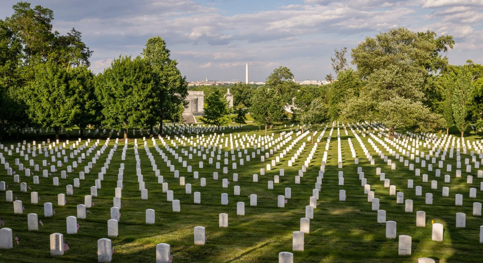 Самые большие кладбища в мире: где они находятся и кто там похоронен. На фотографии показано Арлингтонское национальное кладбище, о котором вы узнаете чуть ниже. Фото.