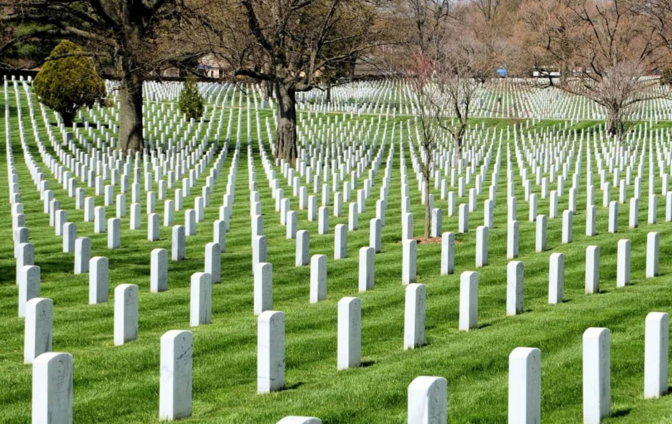 Арлингтонское национальное кладбище. В Арлингтонском кладбище хоронят только героев и членов их семей. Фото.