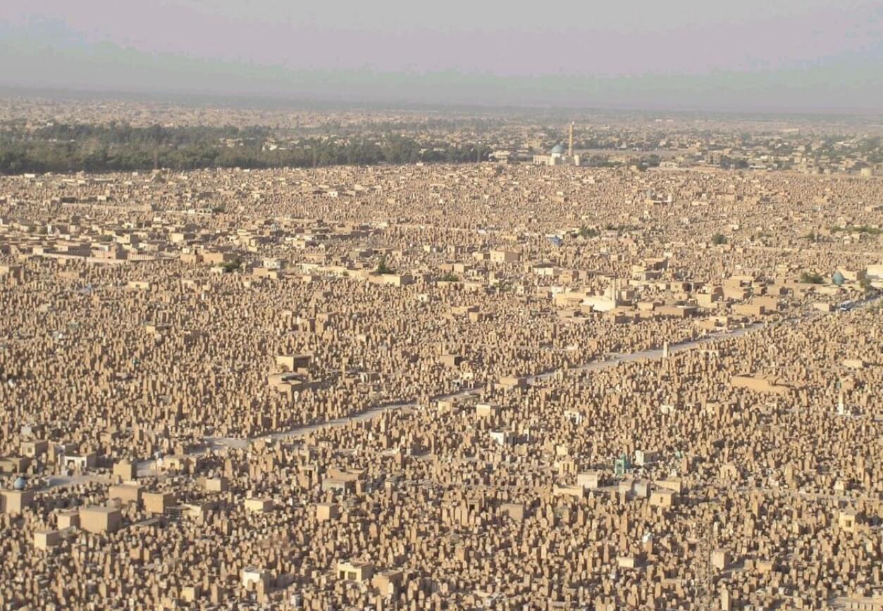 Самое большое кладбище в мире. С этого ракурса размер кладбища Вади ас-Салам впечатляет еще больше. Фото.