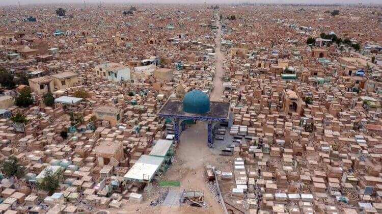 Самое большое кладбище в мире. Через Вади ас-Салам простирается широкая дорога. Фото.