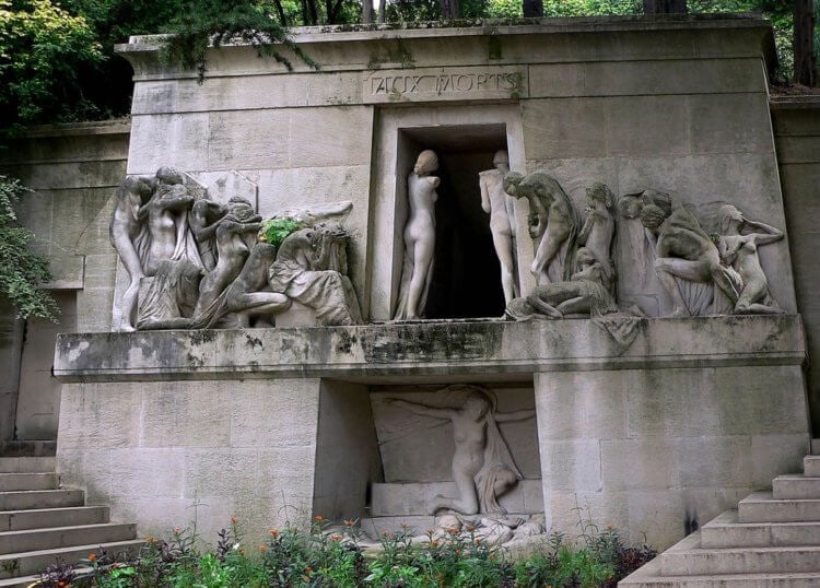 Самое большое кладбище в Париже. Монумент «Умершим» на кладбище Пер-Лашез. Фото.