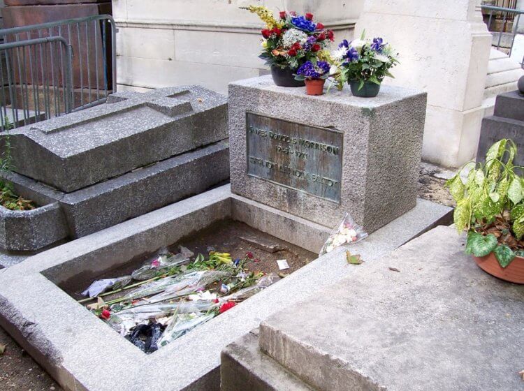 Самое большое кладбище в Париже. Могила Джима Моррисона на кладбище Пер-Лашез. Фото.