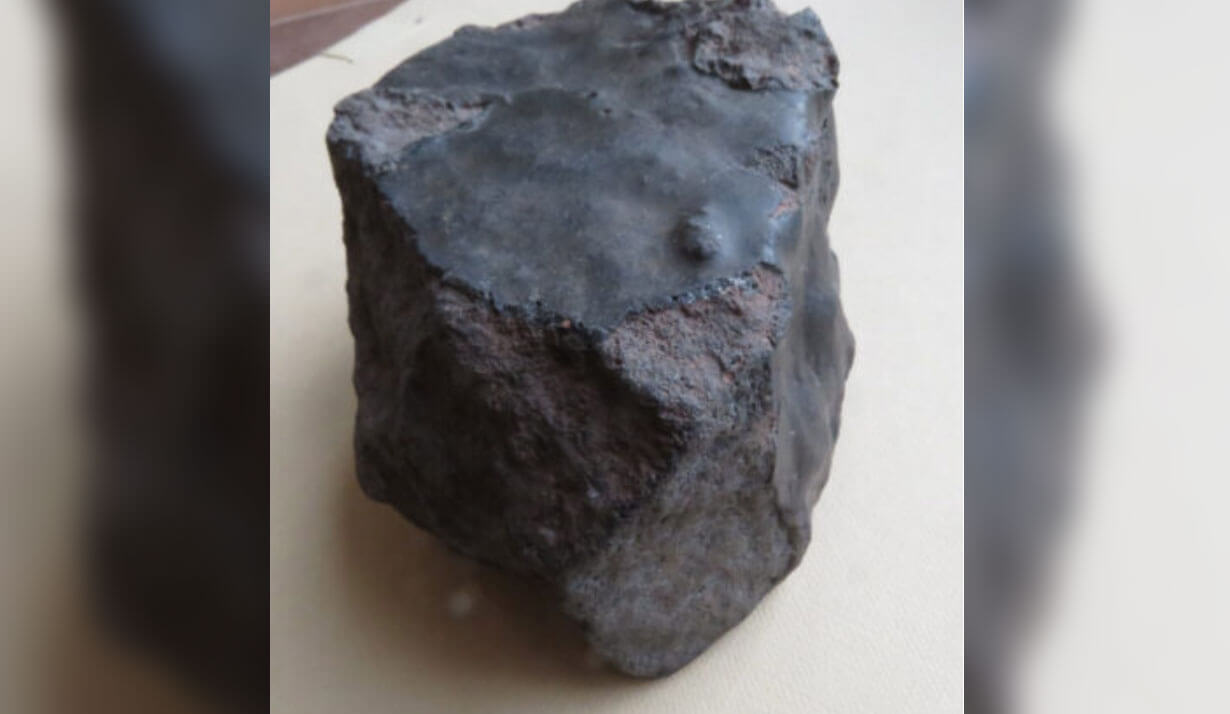 Метеорит земного происхождения. Метеорит (NWA) 13188. Фото.