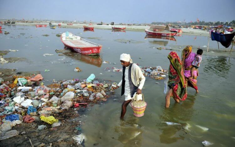 Река Ганг в Индии. Река Ганг в Индии полна мусора и патогенных микробов. Фото.