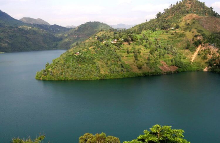 Озеро Киву в Африке. Это живописное место может стать причиной гибели миллионов человек. Фото.