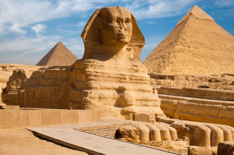 Как выглядит Сфинкс в Египте. Большой Сфинкс в окружении египетских пирамид. Фото.