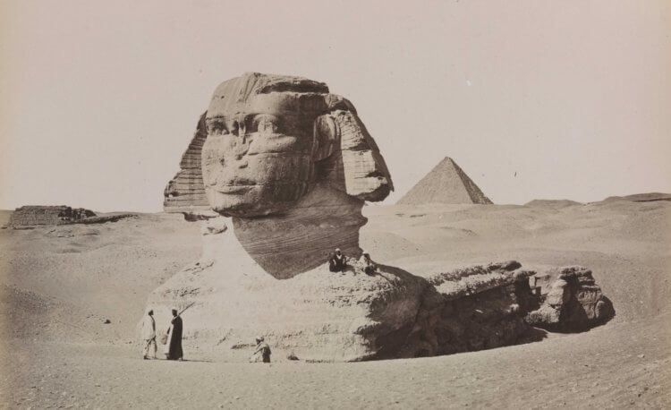 Кто и когда нашел Сфинкса в Египте. На протяжении многих лет Сфинкс был скрыт под песком, что видно на этой старой фотографии. Фото.