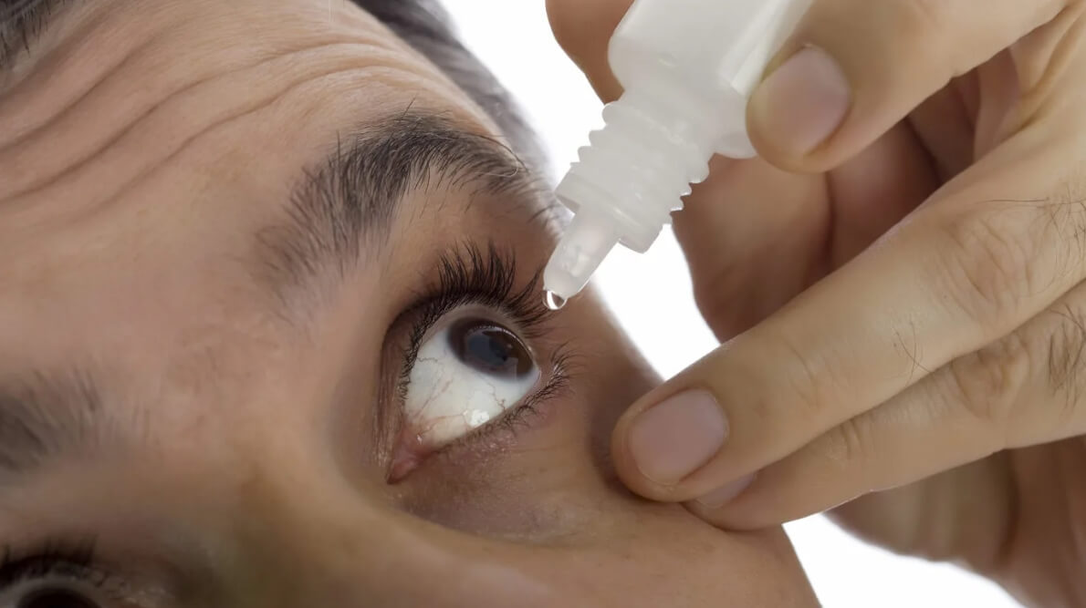 Лекарство от плохого зрения было найдено в 19 веке, но врачи не спешат его использовать. Капли для глаз могут замедлить ухудшение зрения — об этом ученые знали еще в 19 веке. Фото.