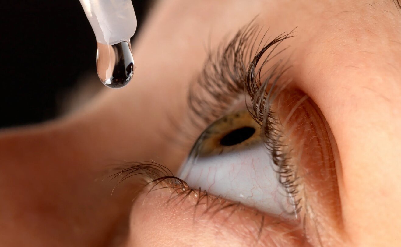 Глазные капли против близорукости. Считается, что в 16 веке женщины использовали экстракт белладонны для расширения зрачков — так, якобы, глаза становились выразительнее. Фото.